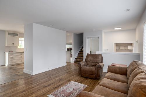 2571 Pineridge Place, West Kelowna, BC - Indoor Photo Showing Living Room