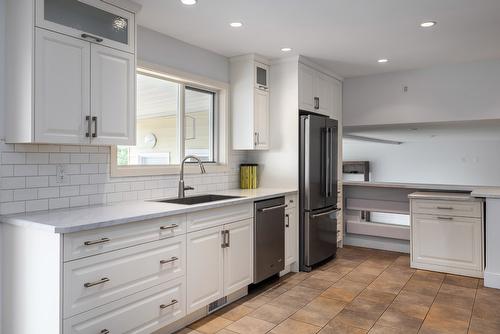 2571 Pineridge Place, West Kelowna, BC - Indoor Photo Showing Kitchen