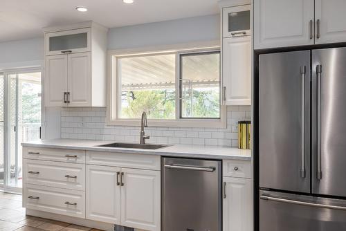 2571 Pineridge Place, West Kelowna, BC - Indoor Photo Showing Kitchen With Upgraded Kitchen