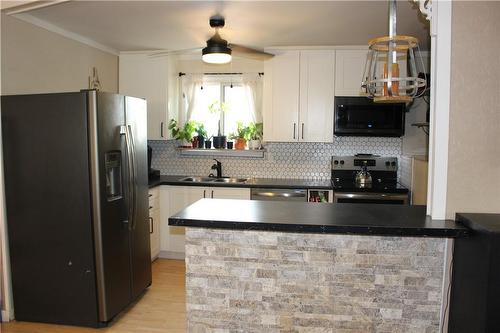 Plenty of counter space - 23 Lamb Court, Hamilton, ON - Indoor Photo Showing Kitchen With Upgraded Kitchen