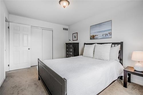 5228 Garland Crescent, Burlington, ON - Indoor Photo Showing Bedroom