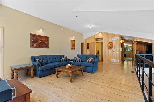 4968 Nigh Road, Fort Erie, ON - Indoor Photo Showing Living Room