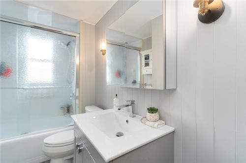 28 Walter Avenue S, Hamilton, ON - Indoor Photo Showing Bathroom