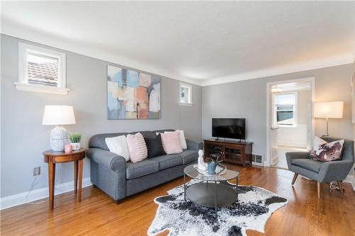 28 Walter Avenue S, Hamilton, ON - Indoor Photo Showing Living Room