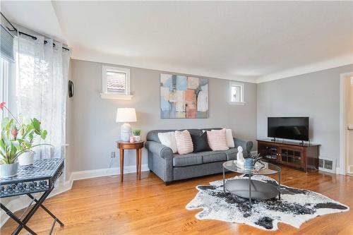 28 Walter Avenue S, Hamilton, ON - Indoor Photo Showing Living Room