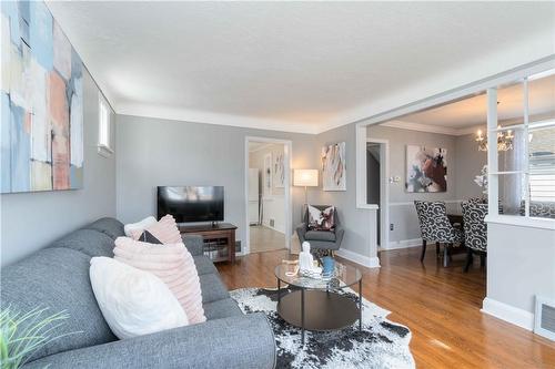 28 Walter Avenue S, Hamilton, ON - Indoor Photo Showing Living Room