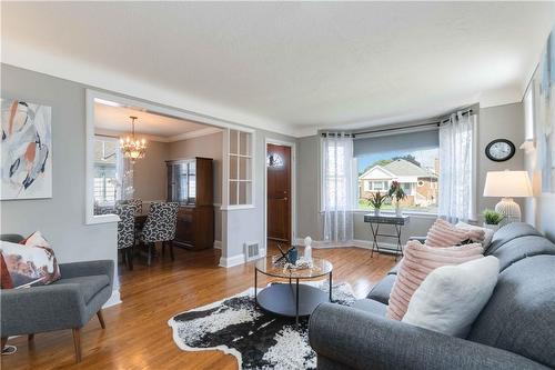 28 Walter Avenue S, Hamilton, ON - Indoor Photo Showing Living Room