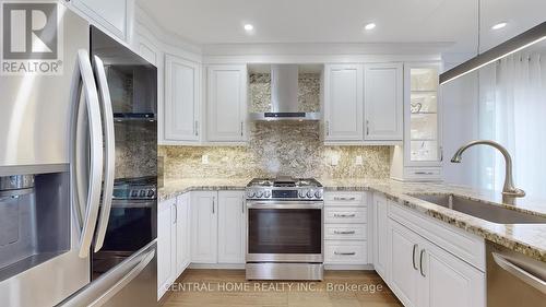 9 Kingsmead Court, Richmond Hill (Oak Ridges Lake Wilcox), ON - Indoor Photo Showing Kitchen With Upgraded Kitchen