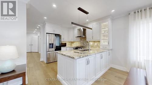 9 Kingsmead Court, Richmond Hill (Oak Ridges Lake Wilcox), ON - Indoor Photo Showing Kitchen With Upgraded Kitchen