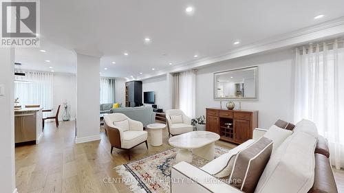 9 Kingsmead Court, Richmond Hill (Oak Ridges Lake Wilcox), ON - Indoor Photo Showing Living Room