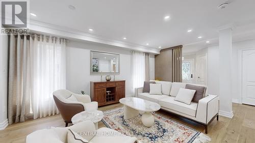 9 Kingsmead Court, Richmond Hill (Oak Ridges Lake Wilcox), ON - Indoor Photo Showing Living Room