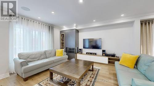 9 Kingsmead Court, Richmond Hill (Oak Ridges Lake Wilcox), ON - Indoor Photo Showing Living Room