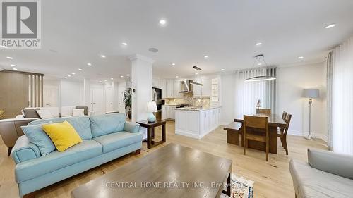 9 Kingsmead Court, Richmond Hill (Oak Ridges Lake Wilcox), ON - Indoor Photo Showing Living Room