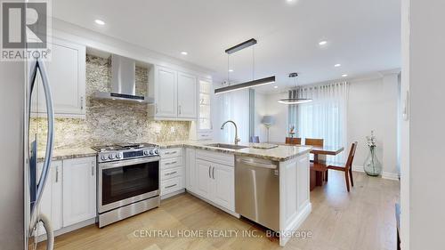 9 Kingsmead Court, Richmond Hill (Oak Ridges Lake Wilcox), ON - Indoor Photo Showing Kitchen With Upgraded Kitchen