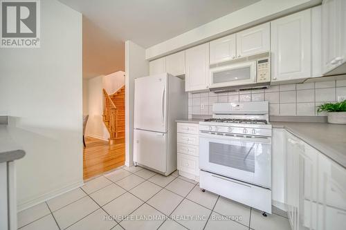 47 Millcliff Circle, Aurora (Aurora Grove), ON - Indoor Photo Showing Kitchen