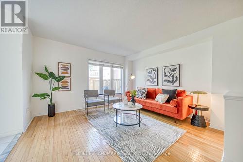 47 Millcliff Circle, Aurora, ON - Indoor Photo Showing Living Room