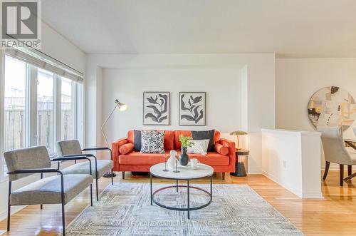 47 Millcliff Circle, Aurora, ON - Indoor Photo Showing Living Room