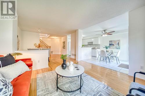 47 Millcliff Circle, Aurora, ON - Indoor Photo Showing Living Room