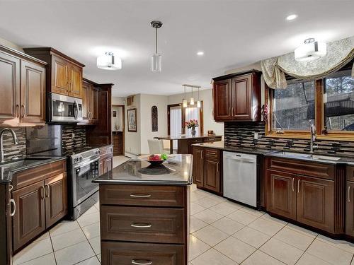 114 Richmond Road, Thunder Bay, ON - Indoor Photo Showing Kitchen