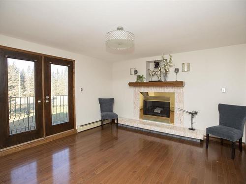 114 Richmond Road, Thunder Bay, ON - Indoor Photo Showing Living Room With Fireplace