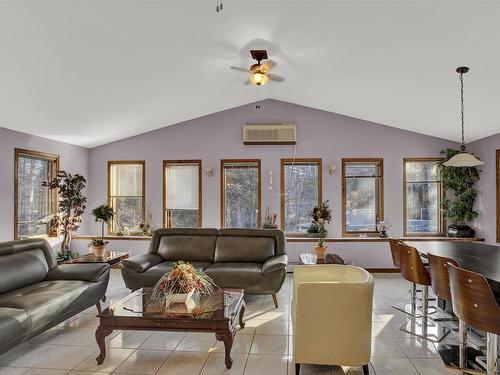 114 Richmond Road, Thunder Bay, ON - Indoor Photo Showing Living Room