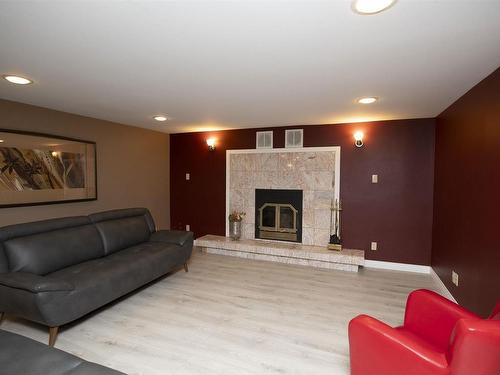 114 Richmond Road, Thunder Bay, ON - Indoor Photo Showing Living Room With Fireplace