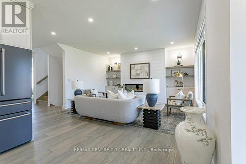 72 Wayside Lane, Southwold (Talbotville), ON - Indoor Photo Showing Living Room