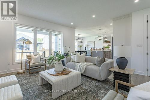 72 Wayside Lane, Southwold (Talbotville), ON - Indoor Photo Showing Living Room