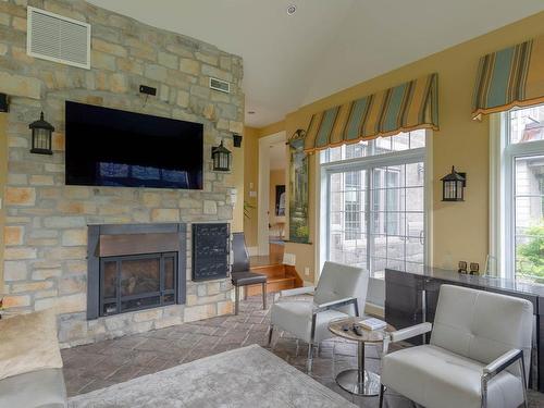 Salle familiale - 435 Rue Chabot, Sainte-Hélène-De-Bagot, QC - Indoor Photo Showing Living Room With Fireplace