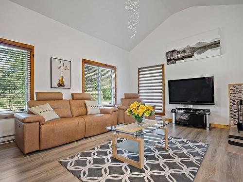 Salon - 2997 Ch. Brousseau, Labelle, QC - Indoor Photo Showing Living Room