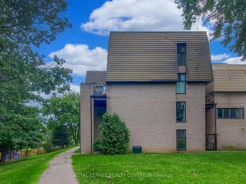 127-2095 Roche Crt, Mississauga, ON - Outdoor