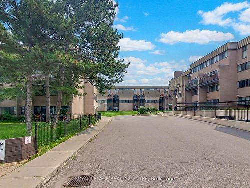 127-2095 Roche Crt, Mississauga, ON - Outdoor