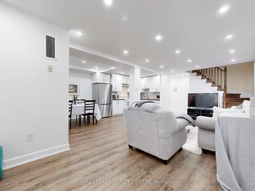 127-2095 Roche Crt, Mississauga, ON - Indoor Photo Showing Living Room