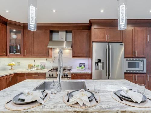 118 Wheeler Ave, Toronto, ON - Indoor Photo Showing Kitchen With Double Sink With Upgraded Kitchen