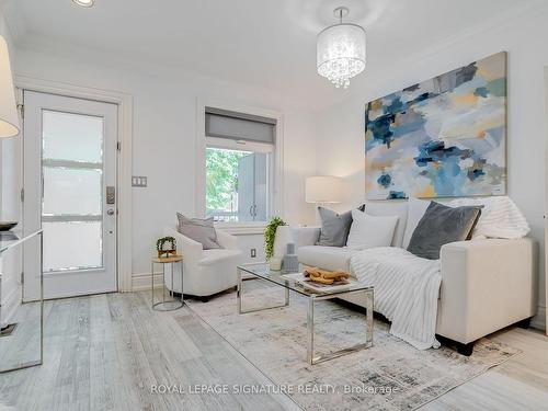 118 Wheeler Ave, Toronto, ON - Indoor Photo Showing Living Room