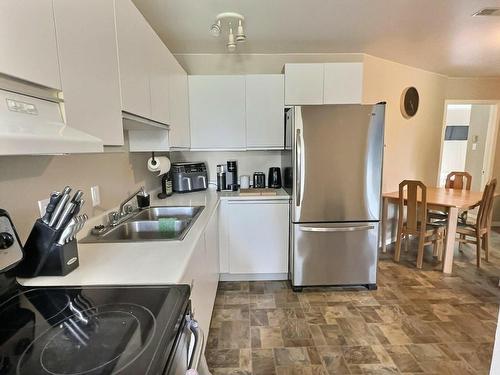 Kitchen - 25 Carré Roberge, Saint-Bruno-De-Guigues, QC - Indoor Photo Showing Kitchen With Double Sink