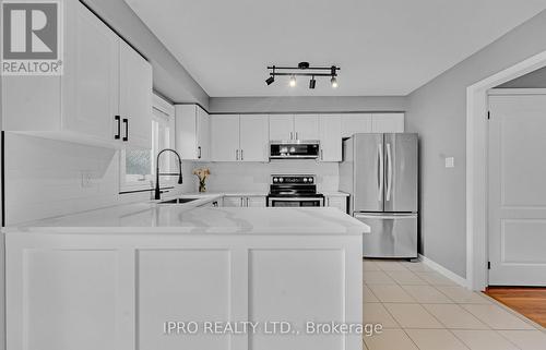 26 Silo Court, Brampton (Fletcher'S Creek Village), ON - Indoor Photo Showing Kitchen