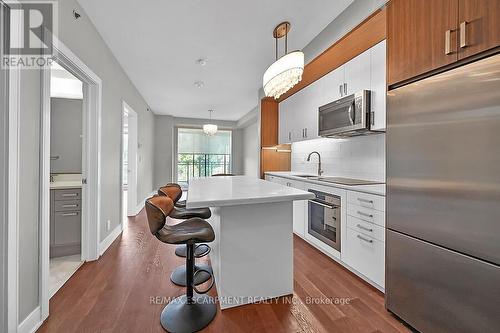 304 - 1575 Lakeshore Road W, Mississauga (Clarkson), ON - Indoor Photo Showing Kitchen With Upgraded Kitchen