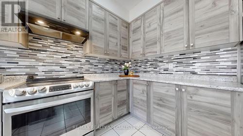 121 Longboat Run Road W, Brantford, ON - Indoor Photo Showing Kitchen With Upgraded Kitchen