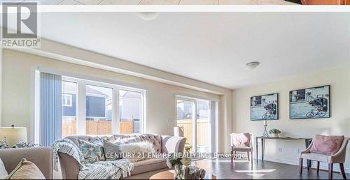 100 - 143 Ridge Road, Cambridge, ON - Indoor Photo Showing Living Room