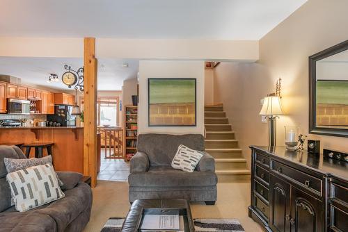 B - 1003 Mountain View Road, Rossland, BC - Indoor Photo Showing Living Room