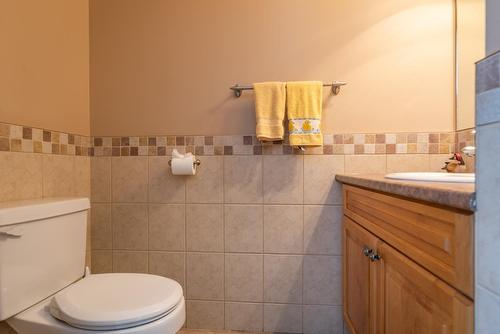 B - 1003 Mountain View Road, Rossland, BC - Indoor Photo Showing Bathroom