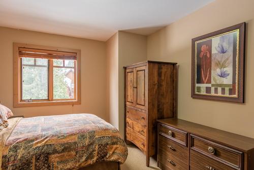 B - 1003 Mountain View Road, Rossland, BC - Indoor Photo Showing Bedroom