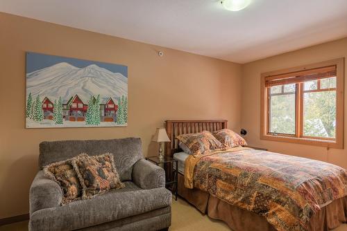 B - 1003 Mountain View Road, Rossland, BC - Indoor Photo Showing Bedroom