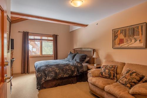 B - 1003 Mountain View Road, Rossland, BC - Indoor Photo Showing Bedroom