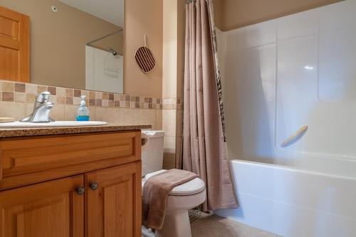 B - 1003 Mountain View Road, Rossland, BC - Indoor Photo Showing Bathroom