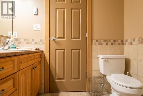 1003 Mountain View Road Unit# B, Rossland, BC - Indoor Photo Showing Bathroom