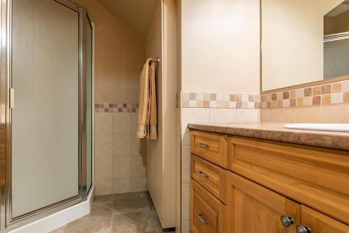 B - 1003 Mountain View Road, Rossland, BC - Indoor Photo Showing Bathroom