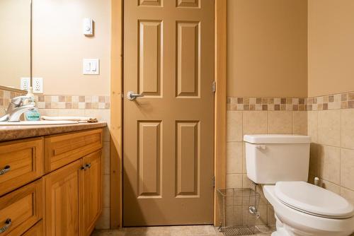 B - 1003 Mountain View Road, Rossland, BC - Indoor Photo Showing Bathroom