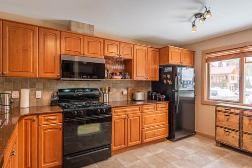 B - 1003 Mountain View Road, Rossland, BC - Indoor Photo Showing Kitchen